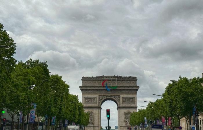 Giochi Paralimpici Parigi 2024: gli Agito installati sull’Arco di Trionfo