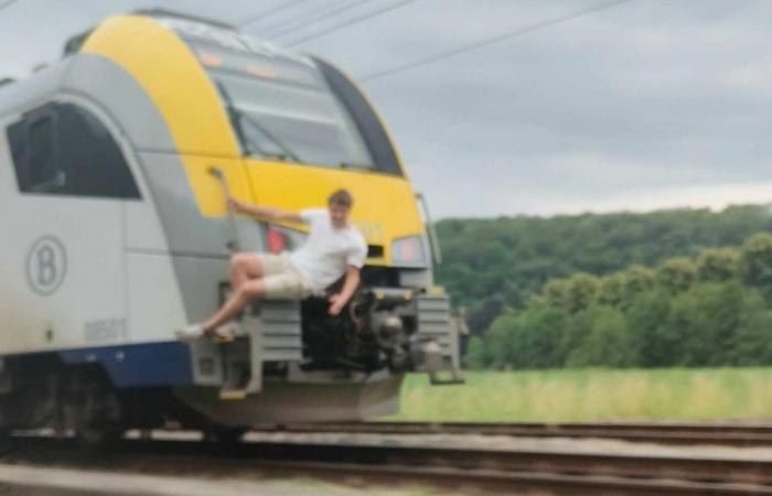 Scena surreale nella provincia di Liegi: un’adolescente si aggrappa alla parte posteriore di un treno in corsa