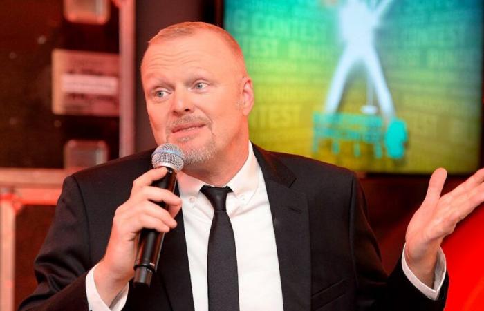 Stefan
      Raab
      si
      mostra
      prima
      dell'incontro
      di
      boxe
      in
      un
      costume
      da
      grasso
      e
      con
      satira