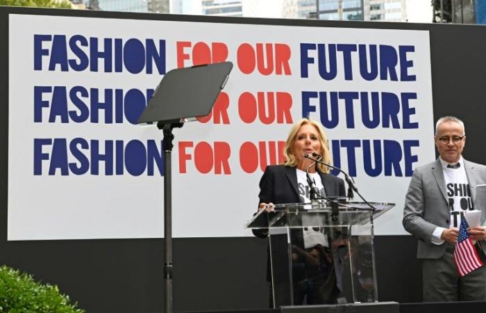 La
      settimana
      della
      moda
      di
      New
      York
      si
      apre
      con
      un
      invito
      al
      voto,
      preoccupati
      per
      il
      ritorno
      di
      Trump
      –
      Il
      mio
      blog