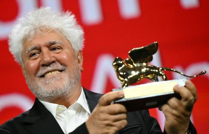 Almodovar,
      Leone
      d'Oro
      a
      Venezia
      per
      il
      suo
      primo
      film
      americano,
      difende
      il
      suicidio
      assistito