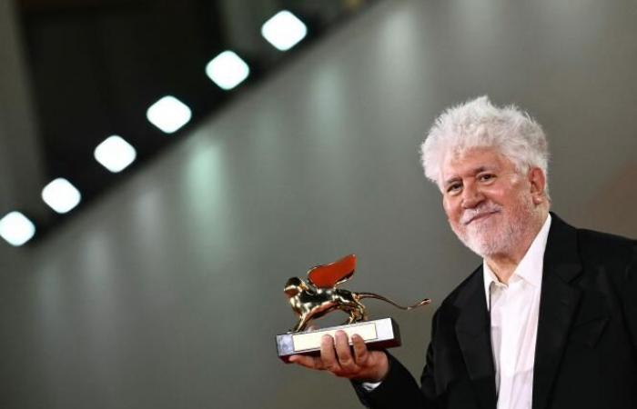 Pedro
      Almodovar
      vince
      il
      Leone
      d'Oro
      alla
      Mostra
      del
      Cinema
      di
      Venezia
      per
      'La
      stanza
      accanto'