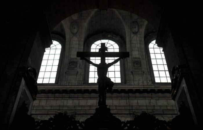 Un
      uomo
      vandalizza
      la
      chiesa
      del
      Sacro
      Cuore
      a
      Nizza
      e
      lancia
      un
      coltello
      alla
      donna