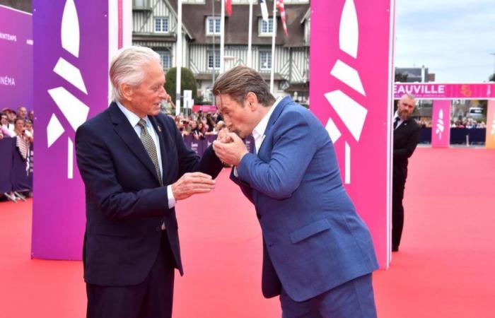 Il
      leggendario
      bacio
      della
      mano
      tra
      Benoît
      Magimel
      e
      Michael
      Douglas
      a
      Deauville