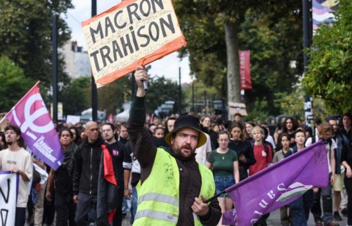 26.000
      dimostranti
      a
      Parigi
      secondo
      la
      polizia,
      160.000
      secondo
      LFI