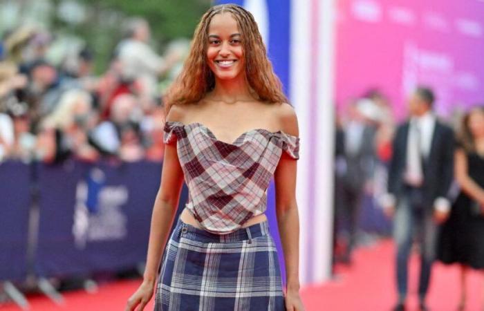 In
      un
      total
      look
      Vivienne
      Westwood,
      Malia
      Obama
      fa
      scalpore
      sul
      palco
      di
      Deauville