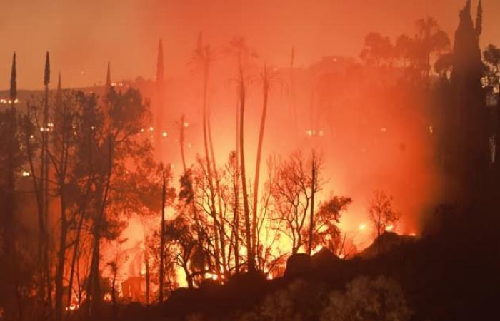 Nuovi
      incendi
      boschivi
      negli
      Stati
      Uniti
      occidentali
      minacciano
      decine
      di
      migliaia
      di
      case