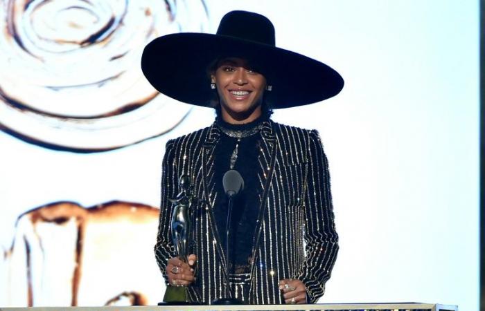 I
      Country
      Music
      Awards
      snobbano
      l'album
      'Cowboy
      Carter'
      di
      Beyoncé