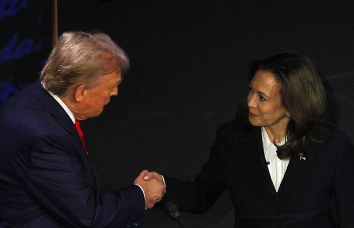 Harris
      e
      Trump
      iniziano
      il
      loro
      duello
      con
      una
      stretta
      di
      mano