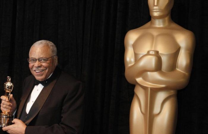 James
      Earl
      Jones,
      acclamato
      attore
      e
      voce
      di
      Darth
      Vader,
      muore
      a
      93
      anni