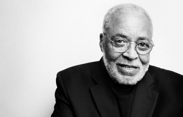 James
      Earl
      Jones,
      attore
      leggendario
      noto
      per
      la
      sua
      inconfondibile
      voce
      baritonale,
      muore
      a
      93
      anni