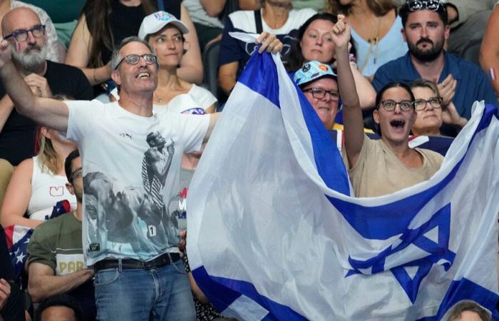 I
      tifosi
      della
      nazionale
      di
      calcio
      israeliana
      chiedono
      il
      cessate
      il
      fuoco