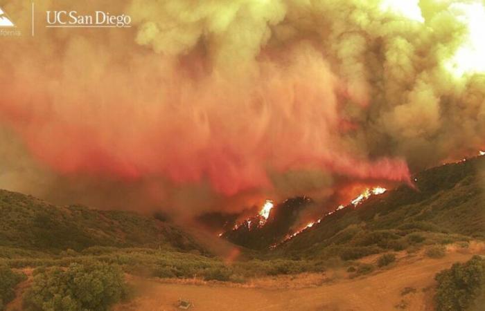 Incendio
      all'aeroporto
      di
      Orange
      County:
      evacuazioni,
      chiusure
      stradali,
      rifugi