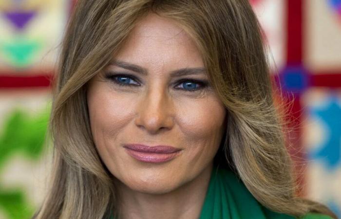 Mentre
      promuove
      il
      suo
      libro,
      Melania
      Trump
      lancia
      una
      bomba