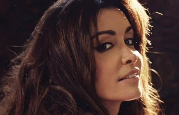 Jenifer
      annuncia
      il
      suo
      nuovo
      album,
      disponibile
      il
      primo
      estratto!