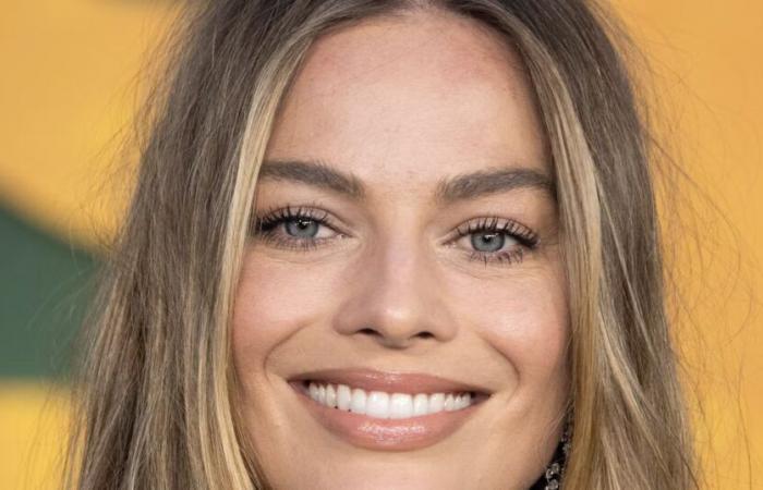 Margot
      Robbie
      è
      l'ultima
      leggendaria
      ambasciatrice
      di
      Chanel
      No.
      5