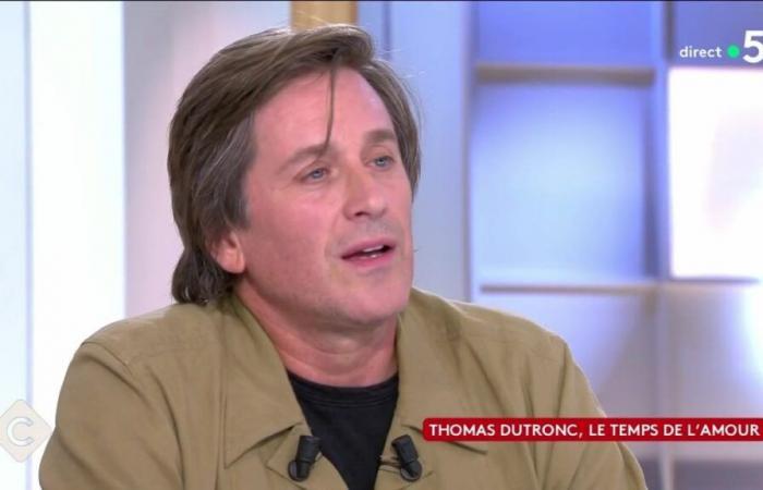 Thomas
      Dutronc
      molto
      a
      disagio
      sul
      set
      di
      C
      à
      vous,
      “uccidete
      i
      miei
      genitori…”