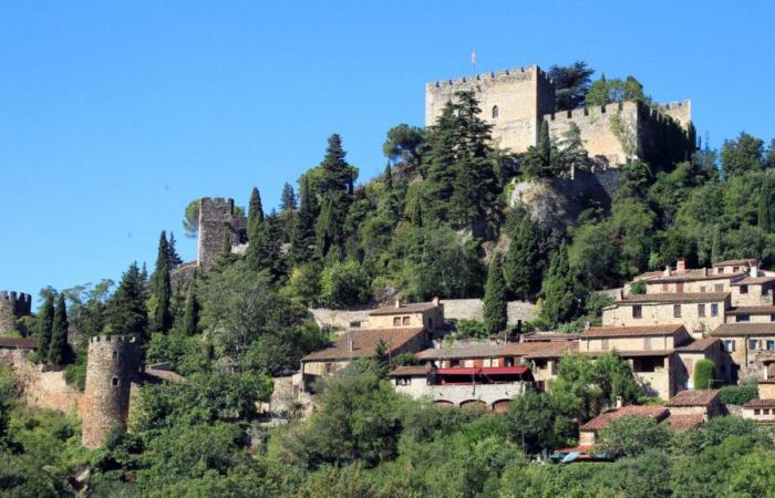 Minacciato
      dalle
      fiamme,
      evacuato
      uno
      dei
      borghi
      più
      belli
      di
      Francia