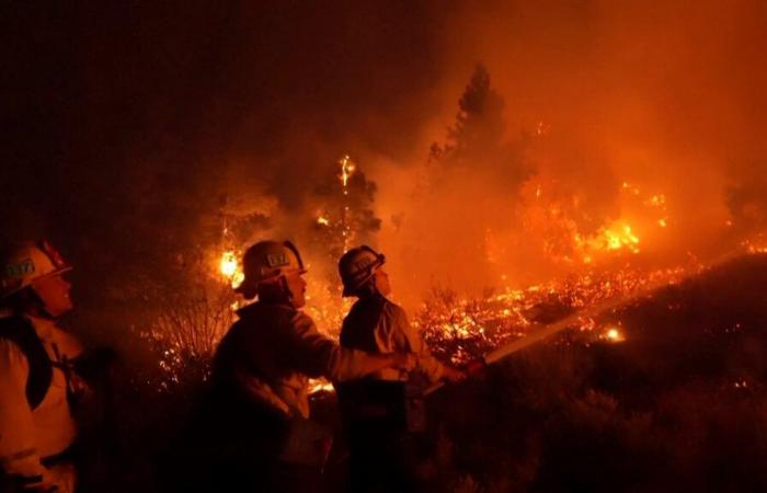 Le
      immagini
      impressionanti
      degli
      incendi
      che
      minacciano
      i
      dintorni
      di
      Los
      Angeles