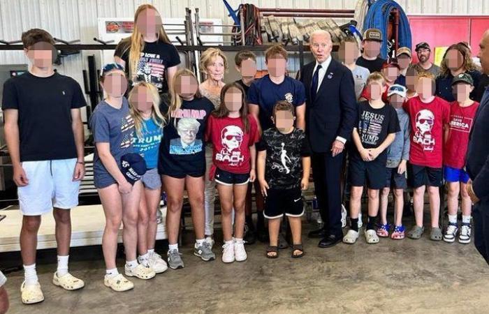 Biden
      scatta
      una
      foto
      con
      i
      bambini
      pro-Trump
      in
      tenuta
      MAGA
      a
      Shanksville,
      Pennsylvania