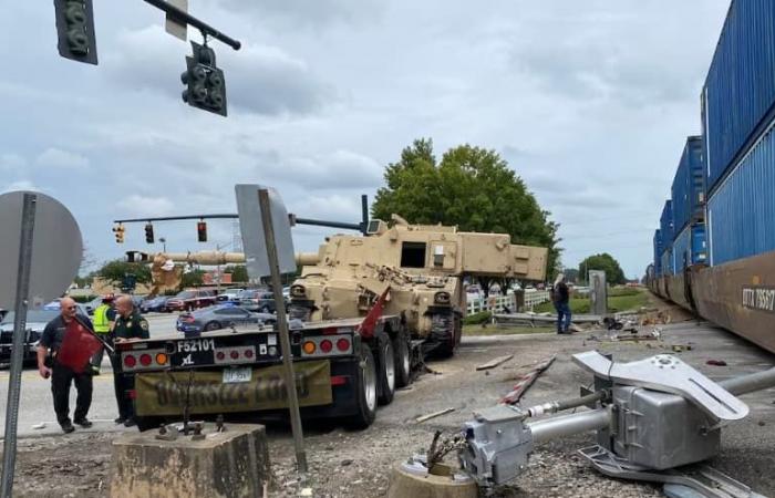 Il
      treno
      colpisce
      un
      carro
      armato
      militare
      al
      passaggio
      a
      livello