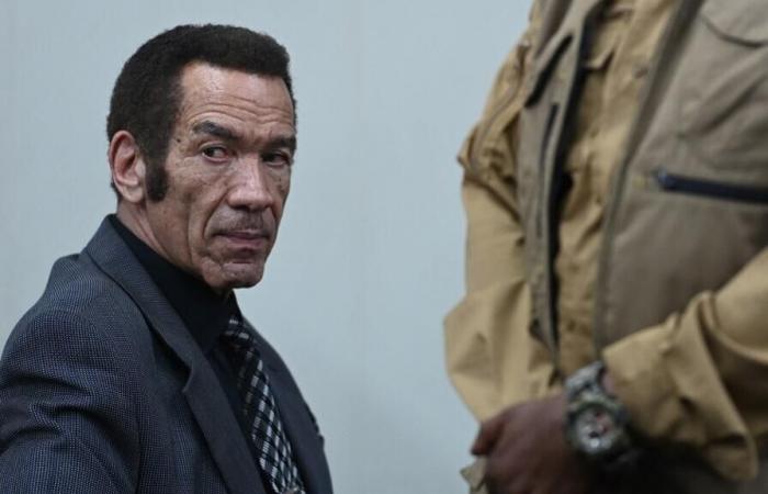 Ritorno
      a
      sorpresa
      dell'ex
      presidente
      Ian
      Khama
      dopo
      tre
      anni
      di
      esilio