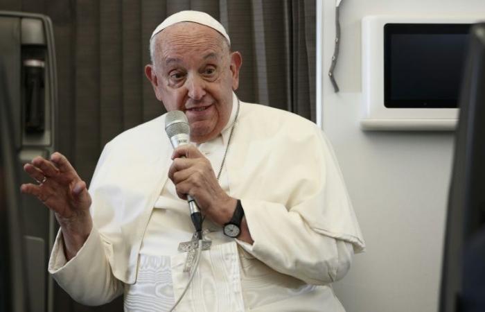 Di
      ritorno
      dall’Asia,
      il
      Papa
      accusa
      Trump
      e
      Harris
      di
      essere
      “contro
      la
      vita”