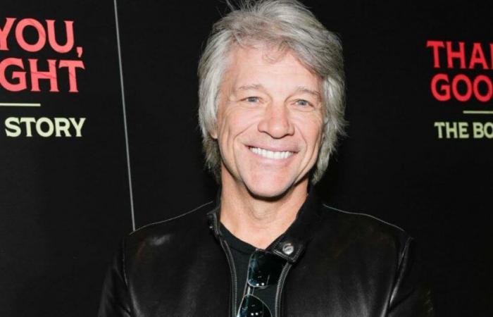 Stati
      Uniti.
      Stava
      per
      buttarsi
      da
      un
      ponte,
      la
      rock
      star
      Jon
      Bon
      Jovi
      le
      corre
      in
      soccorso