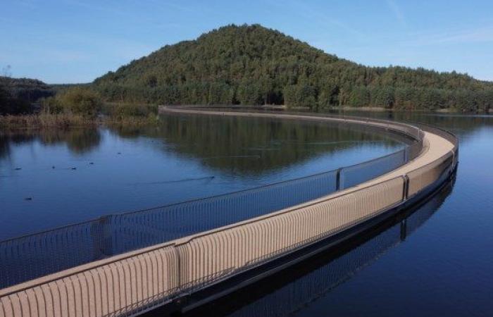 pedalare
      e
      camminare
      sull'acqua,
      tra
      le
      discariche
      minerarie