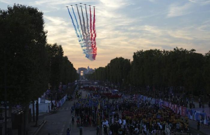 Sfilata
      finale
      sugli
      Champs-Elysées
      per
      gli
      atleti
      francesi