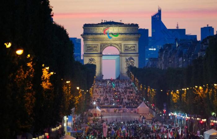 Ultima
      festa
      sugli
      Champs-Élysées
      per
      celebrare
      gli
      atleti
      francesi