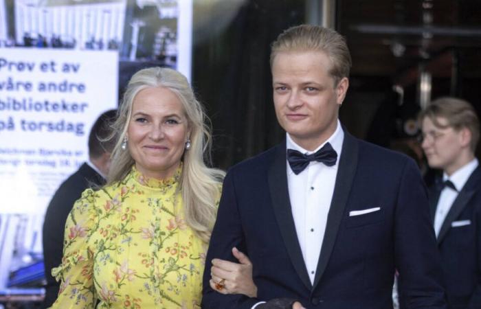 Marius
      Borg
      Høiby,
      figlio
      della
      principessa
      Mette-Marit
      di
      Norvegia,
      è
      stato
      arrestato