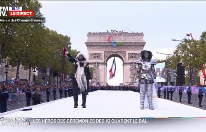 Il
      cavaliere
      e
      il
      tedoforo
      mascherato
      tornano
      per
      la
      sfilata
      dei
      campioni