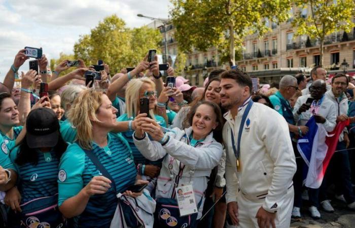 Le
      immagini
      blu-bianco-rosse
      della
      parata
      olimpica
      sugli
      Champs-Elysées