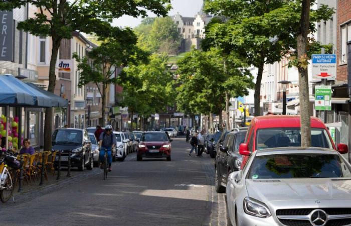 Si
      comincia
      lunedì:
      la
      prima
      città
      di
      confine
      teme
      i
      controlli
      alla
      frontiera
      tedesca
      |
      Politica