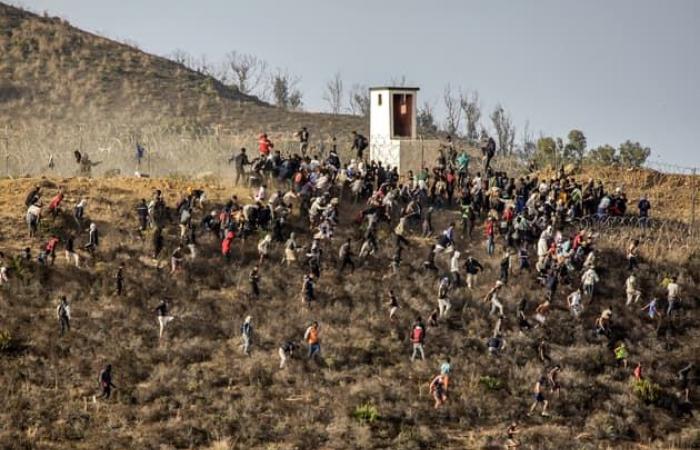 Centinaia
      di
      migranti
      sono
      stati
      fermati
      e
      non
      hanno
      potuto
      raggiungere
      l'enclave
      spagnola
      di
      Ceuta