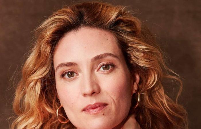 Evelyne
      Brochu
      illumina
      il
      red
      carpet
      con
      il
      suo
      abito
      trasparente