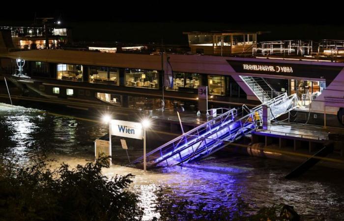 Tempesta:
      a
      causa
      dell'alluvione,
      le
      persone
      sono
      bloccate
      sulla
      nave
      da
      crociera