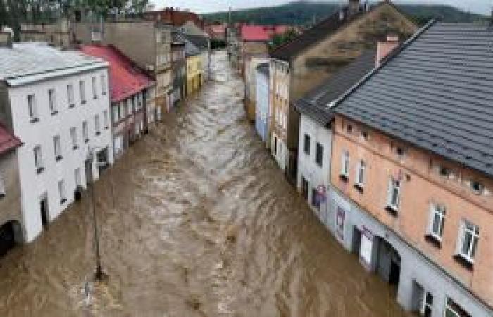 In
      Polonia,
      le
      immagini
      dell’impressionante
      distruzione
      della
      diga
      di
      Paczków
      –
      .