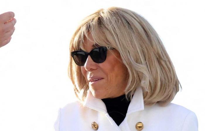 Brigitte
      Macron
      è
      splendida
      alla
      Champions
      Parade
      con
      un
      lungo
      cappotto
      bianco
      alla
      moda