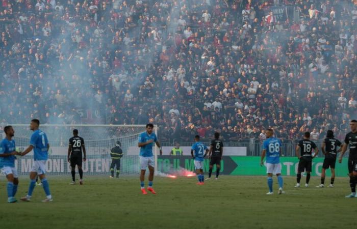 Cagliari-Napoli
      sospesa
      7′.
      Infortunato
      uno
      steward