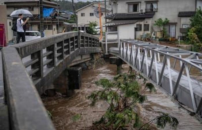 Un morto e sei dispersi nel Giappone colpito da inondazioni e frane