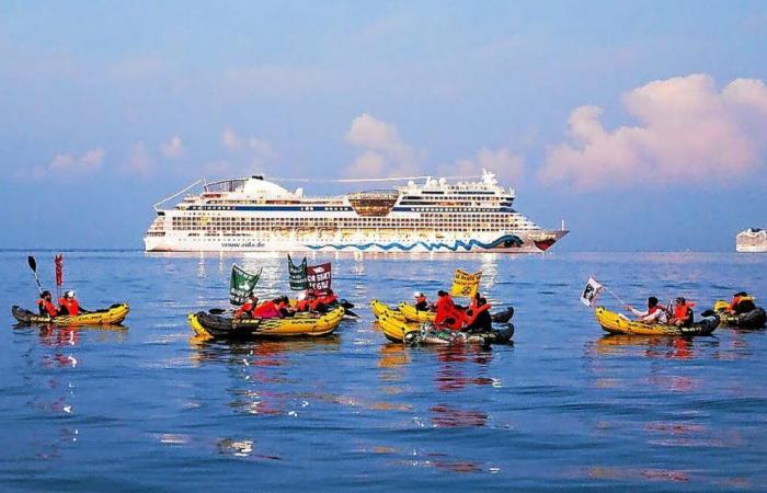 A Marsiglia blocco marittimo contro l’inquinamento delle navi da crociera