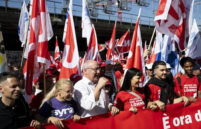 Migliaia di manifestanti a Berna per salari migliori