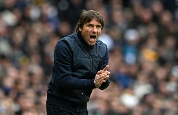 Antonio Conte del Napoli affronta la Juventus, squadra nera