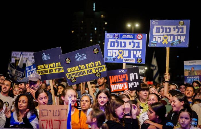 Migliaia di persone protestano a Tel Aviv per chiedere un accordo per liberare gli ostaggi