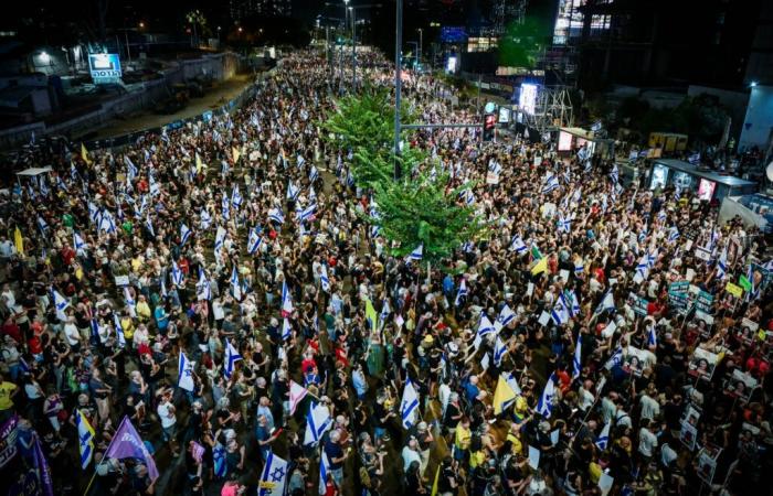 Migliaia di persone protestano a Tel Aviv per chiedere un accordo per liberare gli ostaggi