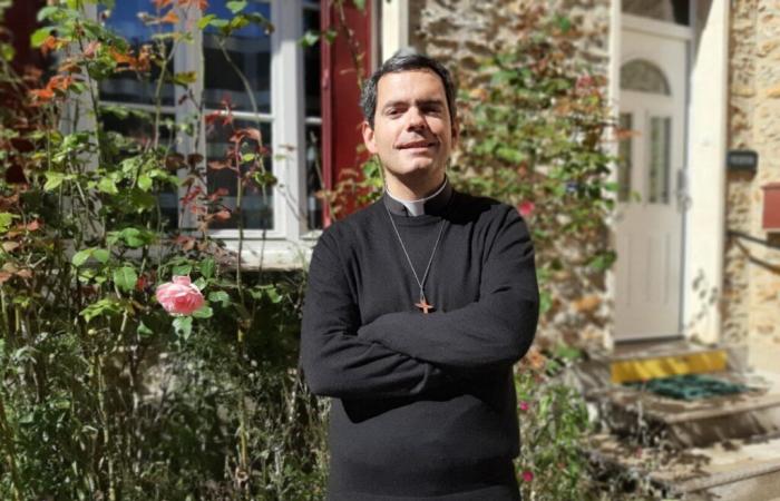 Dalle torri della Défense alla chiesa di Saint-Arnoult-en-Yvelines, l’incredibile viaggio del nuovo parroco