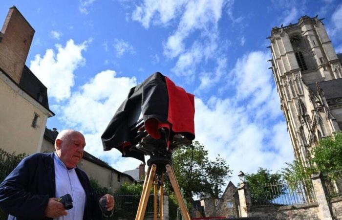 Raymond Depardon firma la foto di ritorno a scuola di RTL a Le Mans