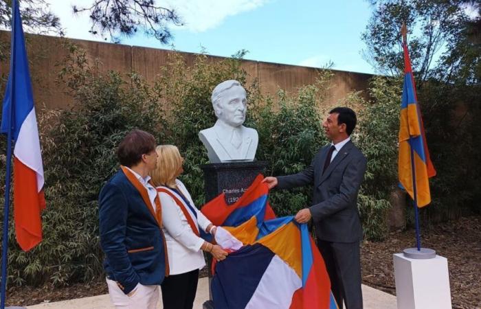 IN IMMAGINI – Inaugurata a Bourg-lès-Valence la statua di Charles Aznavour: “Mi ha fatto venire la pelle d’oca”